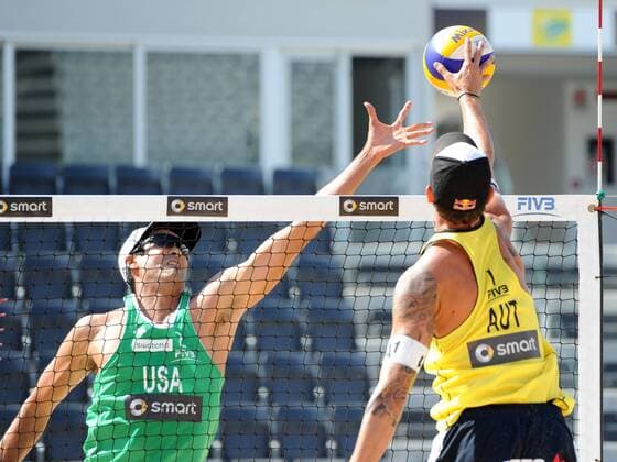 BEACHVOLLEYBALL - FIVB WM 2011 ROM,ITALIEN,17.JUN.11 - DIVERS, BEACH VOLLEYBALL - FIVB Weltmeisterschaften, Herren. Bild zeigt Kevin Wong (USA) und Clemens Doppler (AUT). 