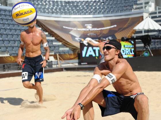 BEACHVOLLEYBALL - FIVB WM 2011 ROM,ITALIEN,17.JUN.11 - DIVERS, BEACH VOLLEYBALL - FIVB Weltmeisterschaften, Herren. Bild zeigt Clemens Doppler und Matthias Mellitzer (AUT) beim Aufwärmen. 