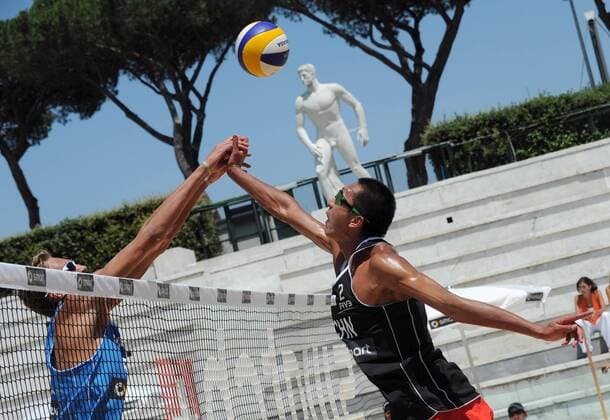Chinese player Xu Linyin (R) spikes during the men s round 32 match between China s pair and Russia s pair at the 2011 FIVB Beach Volleyball World Championships in Rome - 