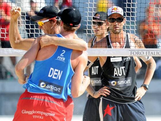 BEACHVOLLEYBALL - FIVB WM 2011 ROM,ITALIEN,17.JUN.11 - DIVERS, BEACH VOLLEYBALL - FIVB Weltmeisterschaften, Herren. Bild zeigt den Jubel von Bo Soderberg und Anders Lund Hoyer (DEN), Matthias Mellitzer und Clemens Doppler (AUT). 