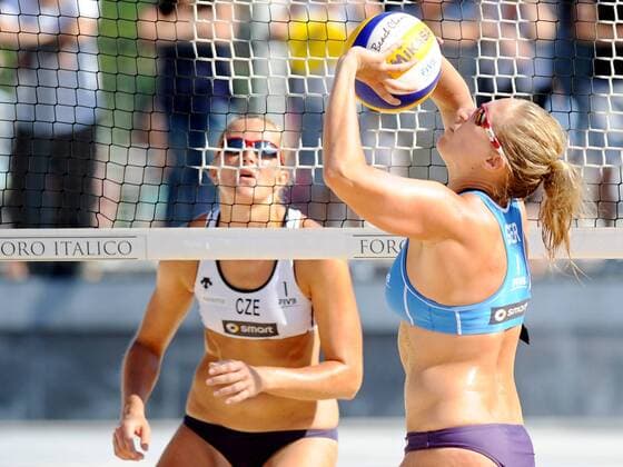 BEACHVOLLEYBALL - FIVB WM 2011 ROM,ITALIEN,17.JUN.11 - DIVERS, BEACH VOLLEYBALL - FIVB Weltmeisterschaften, Damen. Bild zeigt Hana Klapalova (CZE) und Jana Koehler (GER). 