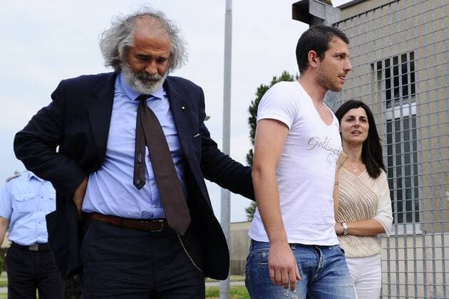 Cremona 17 06 2011 - Marco Paoloni Entlassung aus der Haft: Marco Paoloni, Beschuldigter im Wettskandal, mit seinen Anwälten Luca Curatti und Emanuela Di Paolo  o0 Spielmanipulation Betrüger Wettbetrüger Sportwette Fußballwetten Fußballwette Wetten