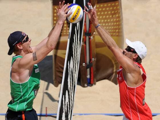 BEACHVOLLEYBALL - FIVB WM 2011 ROM,ITALIEN,18.JUN.11 - DIVERS, BEACH VOLLEYBALL - FIVB Weltmeisterschaften, Herren. Bild zeigt Jonas Reckermann (GER) und Grzegorz Fijalek (POL). 