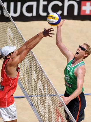 BEACHVOLLEYBALL - FIVB WM 2011 ROM,ITALIEN,18.JUN.11 - DIVERS, BEACH VOLLEYBALL - FIVB Weltmeisterschaften, Herren. Bild zeigt Mariusz Prudel (POL) und Jonas Reckermann (GER). 