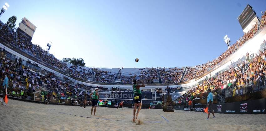 BEACHVOLLEYBALL - FIVB WM 2011 ROM,ITALIEN,18.JUN.11 - DIVERS, BEACH VOLLEYBALL - FIVB Weltmeisterschaften, Herren. Bild zeigt eine Übersicht vom Stadion beim Service von Ricardo (BRA).  o0 Sportstätte Totale