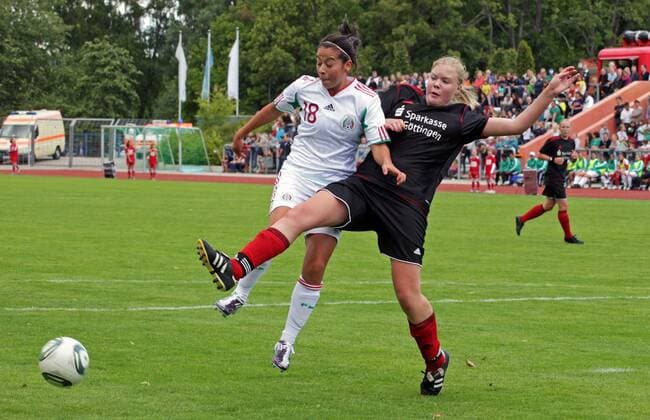zje123 18.6.2011 Frauen WM Testspiel Mexiko - Regionalauswahl Regionalauswahlspielerin aus Lindau Nicole Janßen gegen Mexikos Veronica Perez