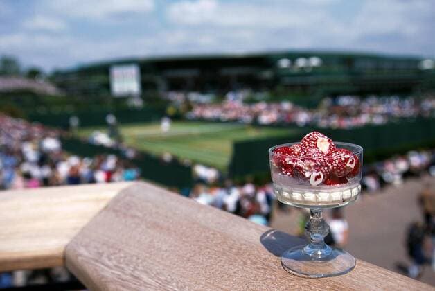 STRAWBERRIES and CREAM at Wimbledon Tennis Championships, 000706. xACTIONxPLUSxsportsximagesx  ActionPlus0007067 o0 Perspektive Verpflegung Obst Nahrung ErnÃ¤hrung Essen Sahne VIP o00 Objekte Aufmacher Symbol SportstÃ¤tte England