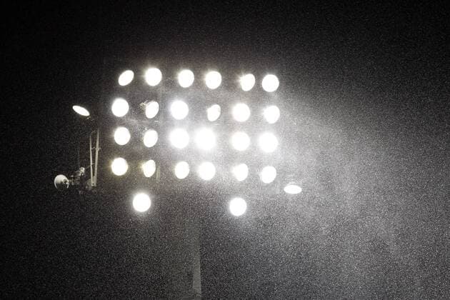Fußball, Stadiongeschichte 1. FSV Mainz 05 Fussball, Länderspiel, Frauen, Deutschland vs. Norwegen, Flutlichtmast im Regen. o0 Sportstätte Totale Stadion Flutlicht Flutlichtspiel Regen Wetter Witterungsbedingungen o00 Objekte