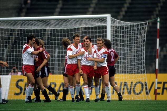 Jubel Bayer 04 Leverkusen, v.re.: Wolfgang Rolff , Marek Lesniak und Christian Schreier Fußball 1. BL Herren Saison 1988 1989 Gruppe Hannover Freude,