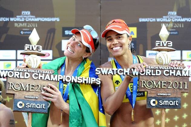 BEACHVOLLEYBALL - FIVB WM 2011 ROM,ITALIEN,19.JUN.11 - DIVERS, BEACH VOLLEYBALL - FIVB Weltmeisterschaften, Damen, Siegerehrung. Bild zeigt Juliana Felisberta und Larissa Franca (BRA). Keywords: Medaille, Fahne, Trophäe.  o0 Pokal Trophäe Objekte o00 Sieg Weltmeister