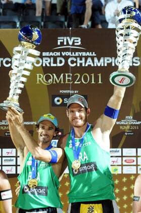 BEACHVOLLEYBALL - FIVB WM 2011 ROM,ITALIEN,19.JUN.11 - DIVERS, BEACH VOLLEYBALL - FIVB Weltmeisterschaften, Herren, Siegerehrung. Bild zeigt den Jubel von Emanuel und Alison (BRA). Keywords: Pokal, Medaille. 