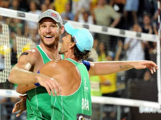 BEACHVOLLEYBALL - FIVB WM 2011 ROM,ITALIEN,19.JUN.11 - DIVERS, BEACH VOLLEYBALL - FIVB Weltmeisterschaften, Herren. Bild zeigt den Jubel von Alison und Emanuel (BRA). 