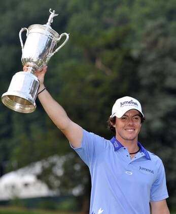 Northern Ireland s Rory McIlroy holds up the winner Trophy after winning the 2011 U.S. Open golf tournament at Congressional Country Club in Bethesda, Maryland, June 19, 2011. McIlroy won the Grand Slam title with a record 268 strokes, 16 below par.  o0 Pokal Trophäe Objekte o00 Sieg