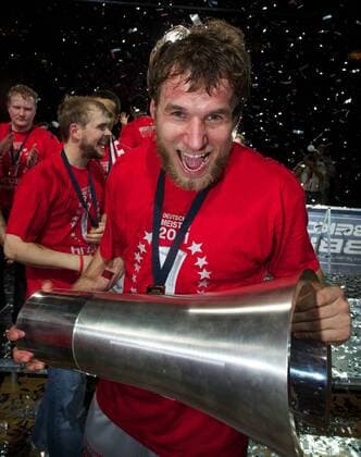 Finale Spiel 5 , Alba Berlin, Deutscher Meister 2011: Brose Baskets Bamberg Anton Gavel (Bamberg, No.25) o0 Siegerehrung Pokal Objekte Trophäe