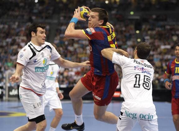 Barcelona s Siarhei RUTENKA (M) against Real s Roberto Garcia PARRONDO (R) and Real s Jesaja GUARDIOLA VILLAPLANA during the final match of the Champions League between FC Barcelona and Ciudad Real, Lanxessarena in Köln on May 29., 2011.