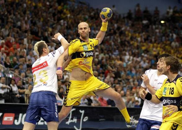Rhein-Neckar s Olafur STEFANSSON (M) against Hamburg s Pascal HENS during the match for the third place of the Champions League between Rhein-Neckar-Loewen and HSV Hamburg, Lanxessarena in Koeln on May 29., 2011.