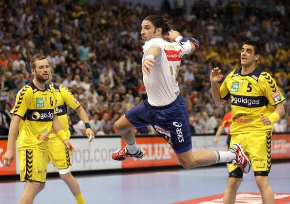 Hamburg s Bertrand GILLE (M) during the match for the third place of the Champions League between Rhein-Neckar-Loewen and HSV Hamburg, Lanxessarena in Koeln on May 29., 2011.