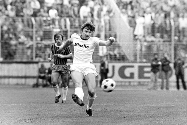 1. FC Saarbrücken - FC St. Pauli 4:0 - Dietmar Demuth (St. Pauli) am Ball Aktion Einzelbild Freisteller