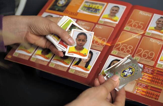 21.06.2011, Panini-Sammelalbum zur Fussball WM-2011 der Frauen - Francielle (BRA) o0 Bild Bilder Fußballbild Fußballbilder Objekte Abbild Körperteile Hand Finger