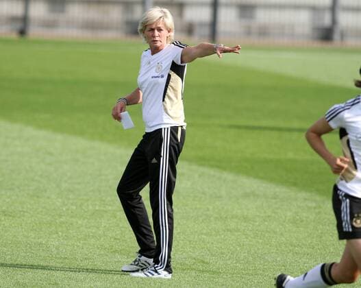 Bundestrainerin Silvia Neid Einzelbild Aktion Gestik zeigend 21.06.2011 Training DFB Frauen Fußball Fussball Nationalmannschaft Deutschland WM Weltmeisterschaft FIFA Amateurstadion Berlin Saison 10 11