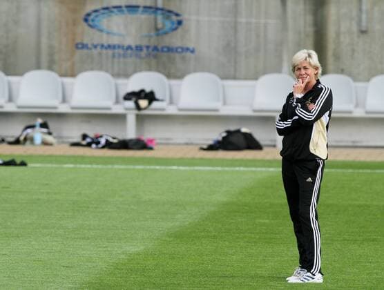 Bundestrainerin Silvia Neid Einzelbild Aktion 21.06.2011 Training DFB Frauen Fußball Fussball Nationalmannschaft Deutschland WM Weltmeisterschaft FIFA Amateurstadion Berlin Saison 10 11
