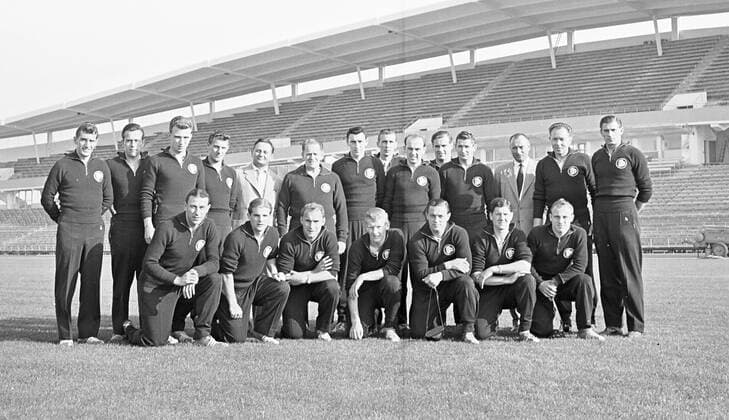 WM Aufgebot 1958 ovl. Fritz Walter, Fredy Kelbassa, Alfred Schmidt, Hans Schäfer, Spielausschußvorsitzender Hans Koerfer (Körfer), Bundestrainer Sepp Herberger, Hans Sturm, Horst Eckel, Bernie Klodt, Fritz Herkenrath, Helmut Rahn,ein Delegationsmitglied, Masseur Erich Deuser, Heinrich Kwiatkowski. uvl. Heinz Wewers, Georg Stollenwerk, Herbert Erhardt, Karl-Heinz Schnellinger, Erich Juskowiak, Horst Szymaniak, Uwe Seeler. o0 Aufnahmedatum geschätzt Nationalteam DFB Kader