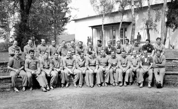 WM Aufgebot 1954. Deutschland - ovl. Bundestrainer Sepp Herberger, Masseur Erich Deuser, Günter Baumann, Herbert Erhardt, Alfred Pfaff, Richard Herrmann, Werner Kohlmeier, Heinz Kubsch, Helmut Rahn,Werner Liebrich, Horst Eckel, Fritz Walter, Hans Schäfer, Hans Bauer, Herbert Schäfer. uvl. Gerd Harpers, Fritz Laband, Ulrich Biesinger, Richard Gottinger, Jupp Posipal, Jupp Röhrig, Bernie Klodt, Toni Turek, Max Morlock, Karl Mai, Paul Mebus, Karl-Heinz Metzner, Heinrich Kwiatkowski. o0 Nationalteam DFB Länderspiel Kader