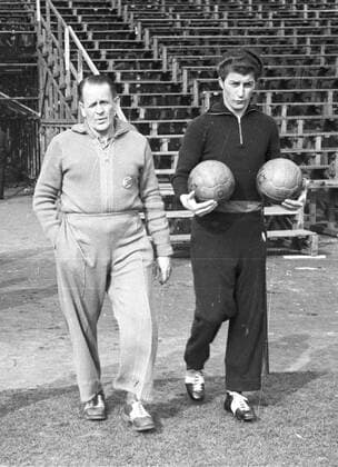 Deutschland - Österreich 22.03.1953 - 0:0 Bundestrainer Sepp Herberger und Gerd Harpers beim Training. o0 DFB Nationalmannschaft