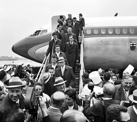 Rückkehr der Deutschen Mannschaft von der WM 1962 am Flughafen Frankfurt: Helmut Schön (ul)Hans Huber (DFB) Hans Nowak, Willi Schulz, Hans Schäfer, Albert Brülls, Horst Szymaniak, Karl-Heinz Schnellinger, Willi Koslowski, Uwe Seeler, Günter Herrmann, Hans Sturm, Helmut Haller