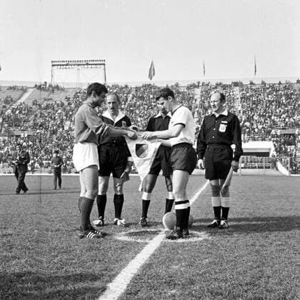 WM 1962, Santiago - Hans Schäfer (GER, R) o0 Länderspiel Nationalmannschaft DFB Aufnahmedatum geschätzt Wimpeltausch Wimpel Objekte