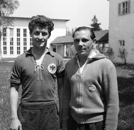 Lehrgang in München Grünwald 1954 - Gerd Harpers (l) und Max Morlock (beide GER)