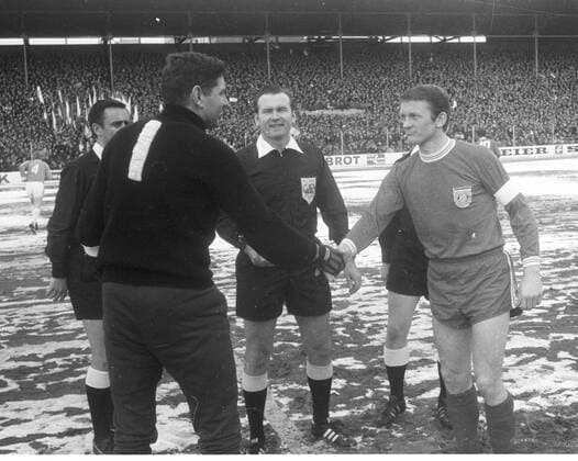 München 1860 - FC Bayern München 2:1. Platzwahl vor dem Spiel: Petar - Radi - Radenkovic und Werner Olk, in der Mitte Referee Kurt Tschenscher (Mannheim)
