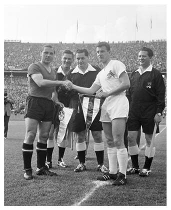 Endspiel um die Deutsche Meisterschaft 1961 1962 1. FC Köln - 1. FC Nürnberg 4:0 - die Kapitäne Max Morlock und Hans Schäfer, in der Mitte Referee Albert Dusch (Kaiserslautern)