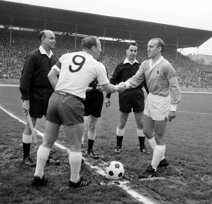 Das letzte Spiel in der Saison 1965 66 München 1860 - Hamburger SV 1:1,. Vor dem Spiel die beiden Kapitäne Uwe Seeler und Peter Grosser
