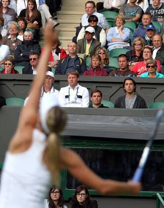 Sasha Vujacic (1st R in the middle) of the Los Angeles Lakers, the boyfriend of Maria Sharapova of Russia, watches during the 1st round match at the 2011 Wimbledon tennis championships in London, Britain, June 21, 2011. Maria Sharapova won 2-0. UK-TENNIS-WIMBLEDON-WOMEN S SINGLE  o0 privat Basketball NBA Familie Freund Freundin Mann Frau