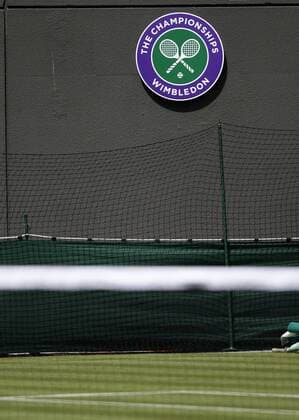 Wimbledon Championships 2011, AELTC, London, ITF Grand Slam Tennis Tournament . Blick über das Netz auf Wimbledon Logo an der Wand,Hochformat, o0 Objekte Emblem Symbol Netz o00 Schriftzug