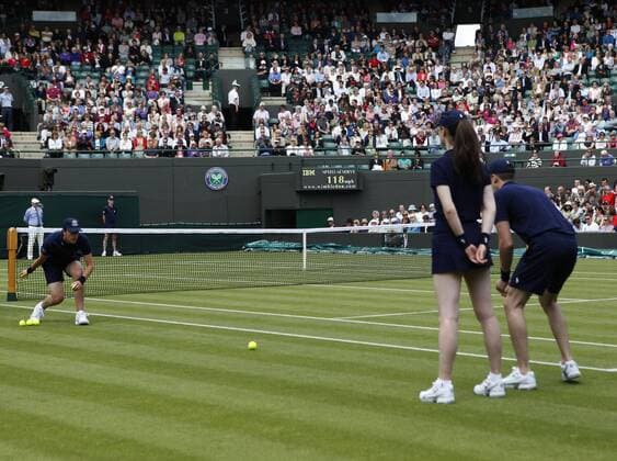 Wimbledon Championships 2011, AELTC, London, ITF Grand Slam Tennis Tournament . Balljunge bringt neue Bälle ins Spiel auf dem Centre Court,Querformat,, o0 Ballkind Ballkinder Ballmädchen Balljungen