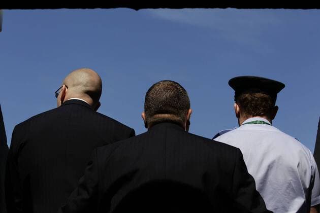 Wimbledon Championships 2011, AELTC, London, ITF Grand Slam Tennis Tournament . Köpfe von drei Ordner die im Gang stehen ist ein blauer Himmel, Querformat, , o0 Security, Sicherheit, Sicherheitsdienst, Sicherheitskräfte, Ordnungskräfte, Ordner
