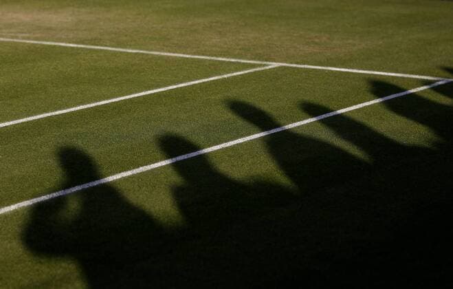 Wimbledon Championships 2011, AELTC, London, ITF Grand Slam Tennis Tournament , Schatten der Zuschauer fallen auf den Rasen,Feature,Querformat