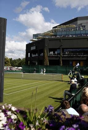 Wimbledon Championships 2011, AELTC, London, ITF Grand Slam Tennis Tournament . Blick auf Court 17 aus der Ecke,Hochformat,,blauer Himmel und weisse Wolken, o0 Sportstätte Totale o00 Nebenplatz Nebenplätze