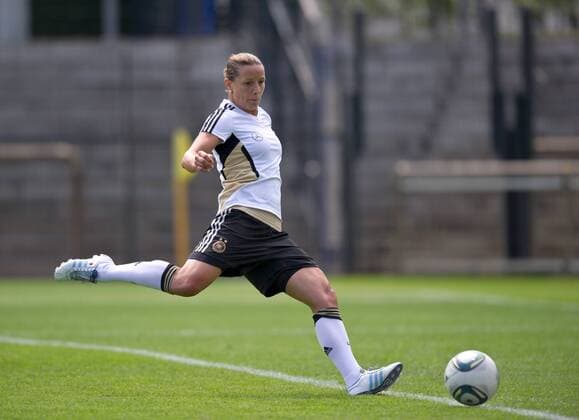 Inka GRINGS (GER) Fussball Offizielles Training der deutschen Frauen-Fussballnationalmannschaft am Vormittag in Berlin, Deutschland am 22.06.2011,