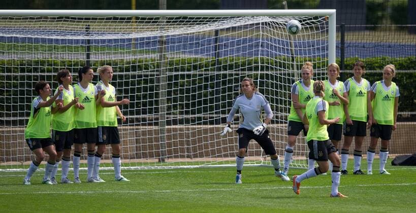 Abwehrtraining - Zwei Abwehrmauern bilden die Spielerinnen um Torhüterin Nadine ANGERER (GER) Fussball Offizielles Training der deutschen Frauen-Fussballnationalmannschaft am Vormittag in Berlin, Deutschland am 22.06.2011,