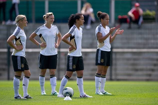 Martina MUELLER, Alexandra POPP, Fatmire BAJRAMAJ und Celia Okoyino DA MBABI (vl GER) Fussball Offizielles Training der deutschen Frauen-Fussballnationalmannschaft am Vormittag in Berlin, Deutschland am 22.06.2011,