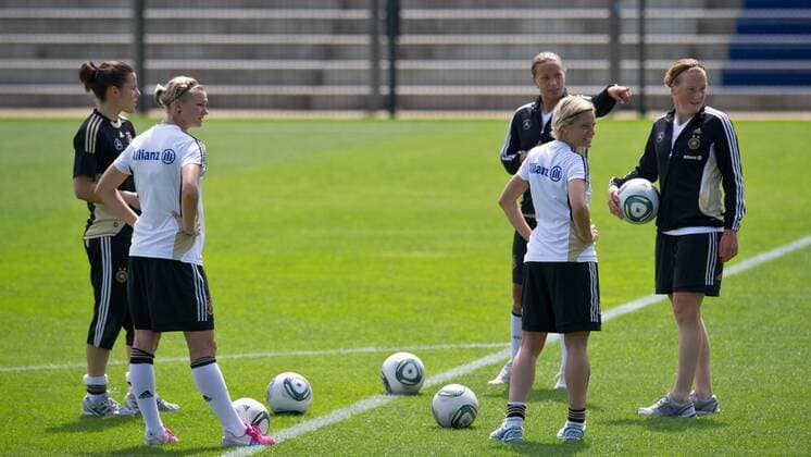 Torhüterin Ursula HOLL, Alexandra POPP, Inka GRINGS, Martina MUELLER und Melanie BEHRINGER (vl GER) Fussball Offizielles Training der deutschen Frauen-Fussballnationalmannschaft am Vormittag in Berlin, Deutschland am 22.06.2011,