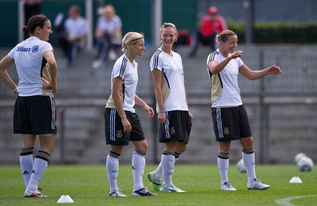 Birgit PRINZ, Martina MUELLER, Alexandra POPP und Inka GRINGS (vl GER) Fussball Offizielles Training der deutschen Frauen-Fussballnationalmannschaft am Vormittag in Berlin, Deutschland am 22.06.2011,