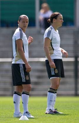 Inka GRINGS und Birgit PRINZ (vl GER) Fussball Offizielles Training der deutschen Frauen-Fussballnationalmannschaft am Vormittag in Berlin, Deutschland am 22.06.2011,