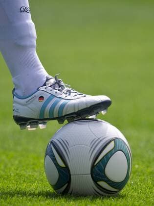 Feature - Der Schuh von Spielerin Kerstin GAREFREKES und der offizielle WM-Spielball Adidas Speedcell. Fussball Offizielles Training der deutschen Frauen-Fussballnationalmannschaft am Vormittag in Berlin, Deutschland am 22.06.2011, o0 Bein Körperteil Ball Objekte Symbol Fussballer Fussballerin Fussballschuh Wirtschaft