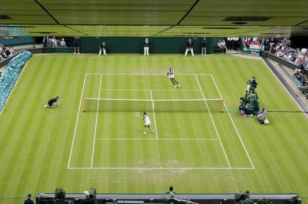 Tennis: Wimbledon Championship 2011, Overview shot of Venus Williams from USA in action against Kimiko Date-Krumm from Japan on Day Three of the Wimbledon Lawn Tennis Championships at the All England Lawn Tennis and Croquet Club, June 22, 2011, London, England. xHOCHxZWEIx xKirstenxHolstx