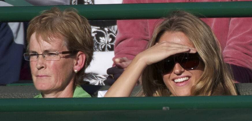 Tennis: Wimbledon Championship 2011, Andy Murray s mother, Judith (Judy) Murray, and girlfriend Kim Sears, look on during the Gentlemen s Singles 2nd Round match on day three of the Wimbledon Lawn Tennis Championships at the All England Lawn Tennis and Croquet Club. xHOCHxZWEIx xPropagandax  o0 Familie Eltern Frau Spielerfrau privat