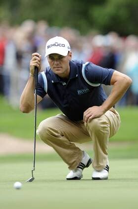 Martin KAYMER (GER),Golfprofi,Golf,Aktion,Einzelaktion,Einzelbild,Freisteller,Ganzkoerperaufnahme,ganze Figur,liest das Green.BMW International Open 2011 in München Eichenried.